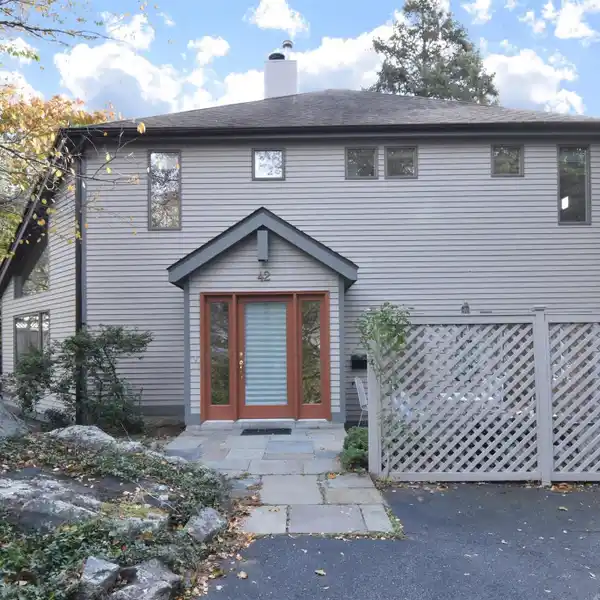 STUNNING LIGHT-FILLED CONTEMPORARY RETREAT