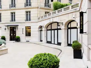 Bright First Floor Apartment in the Golden Triangle