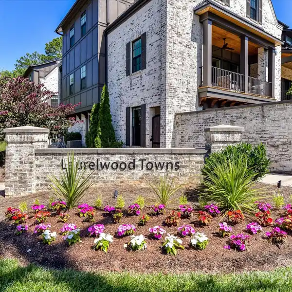 BEAUTIFULLY DESIGNED SAUSSY BURBANK TOWNHOME