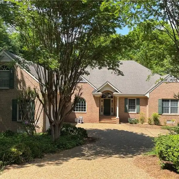 LOVELY HOME IN SOUGHT-AFTER HOLLY HILLS