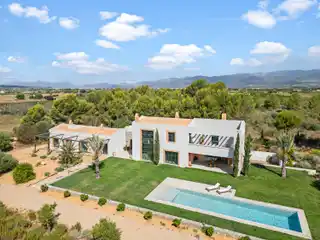 Modern and Comfortable Luxury Country House in Santa María Del Camí