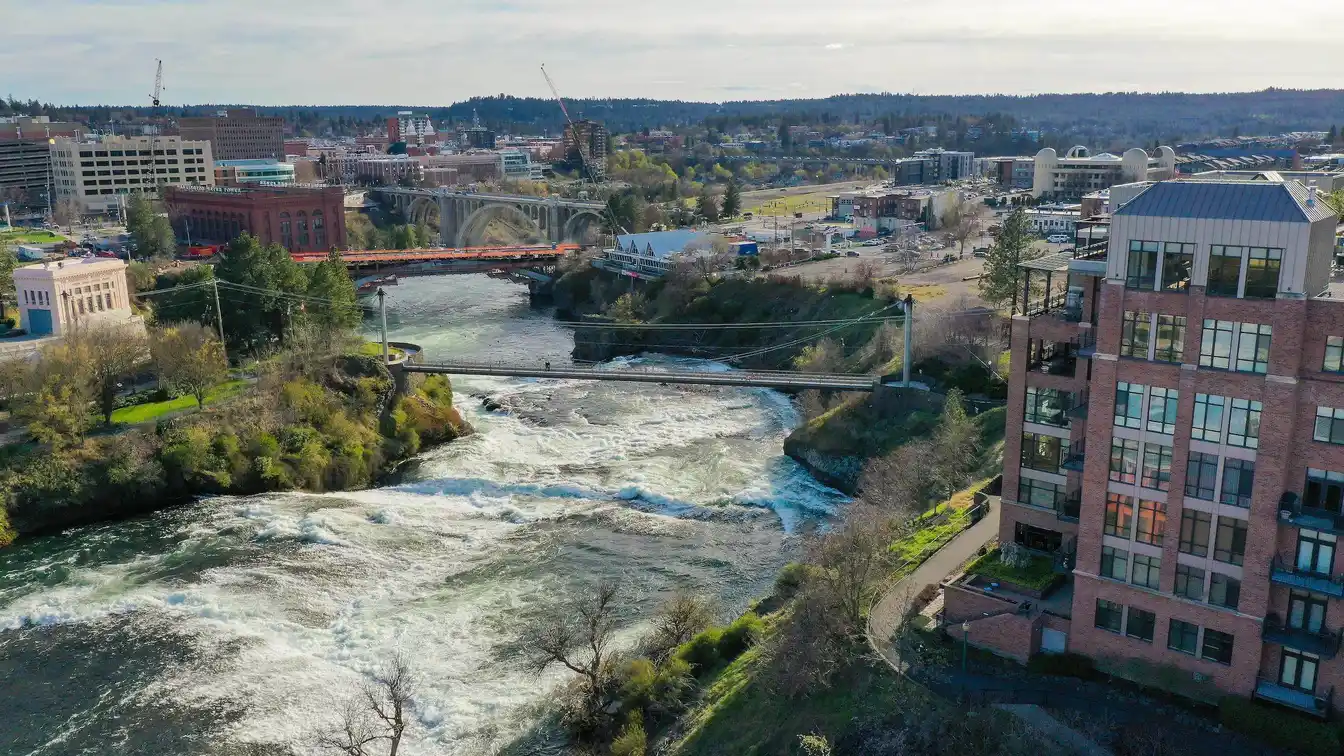 Luxurious Condo Within Walking Distance to Riverfront Park
