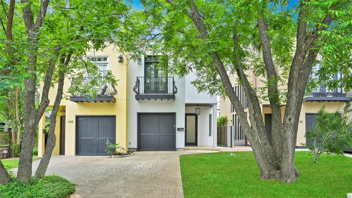 Gorgeous Jewel Box in a Boutique Community