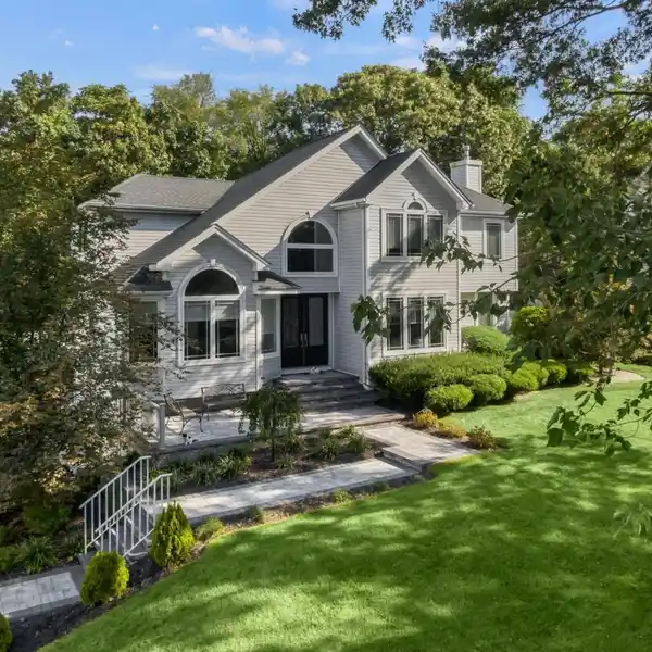 TRADITIONAL CHARM WITH SLEEK SOPHISTICATION