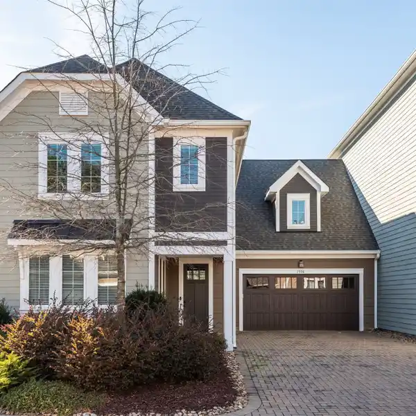 LOCK AND LEAVE LIFESTYLE UNIT IN AN UPSCALE TOWNHOME COMPLEX