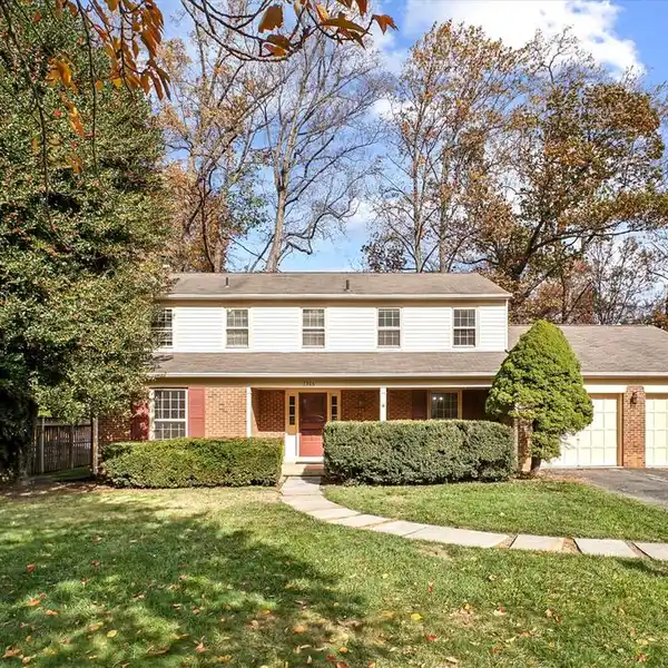CORNER-LOT COLONIAL IN SOUGHT-AFTER MCLEAN AREA
