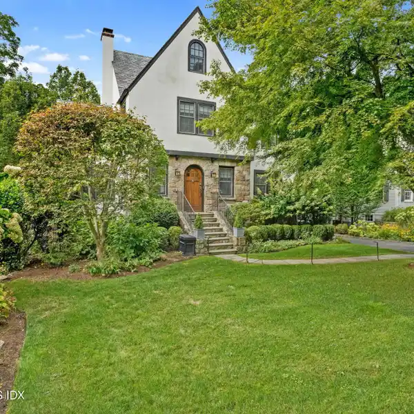 IMPECCABLE HOME IN FANTASTIC RIVERSIDE LOCATION