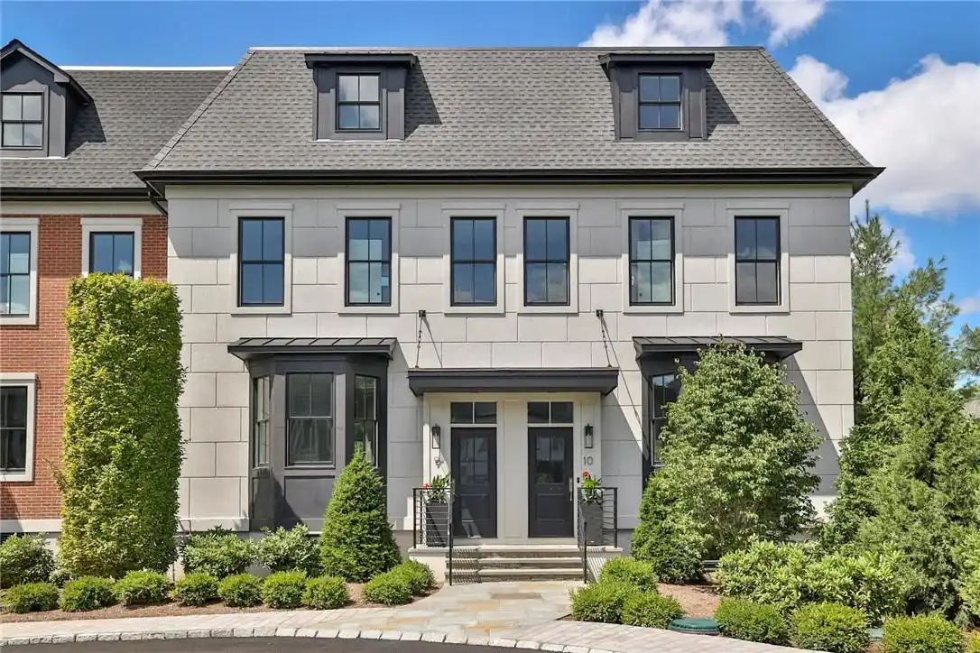 Three Bedroom Luxury Townhome in Armonk Close