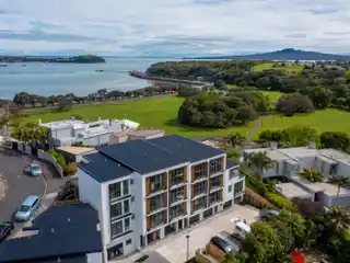 Architecturally Designed Gem Near Waterfront Walks