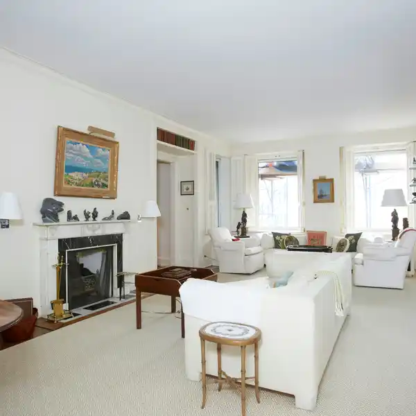 HIGH-FLOOR DUPLEX IN A PRESTIGIOUS COOP