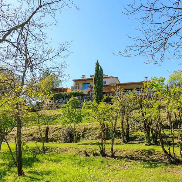 CONTEMPORARY ELEGANCE IN A NATURAL SETTING