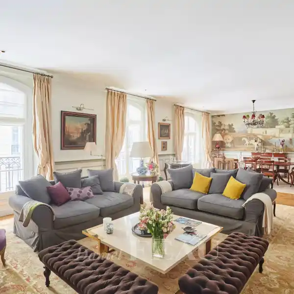 BEAUTIFULLY RENOVATED FIRST-FLOOR APARTMENT