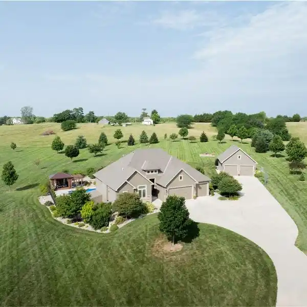 CUSTOM RETREAT IN THE PRESTIGIOUS BLUFFS AT WHISKEY RIDGE