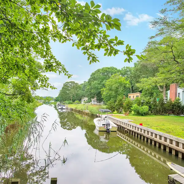 WATERFRONT ESCAPE WITH MOORING AND SUNSET VIEWS