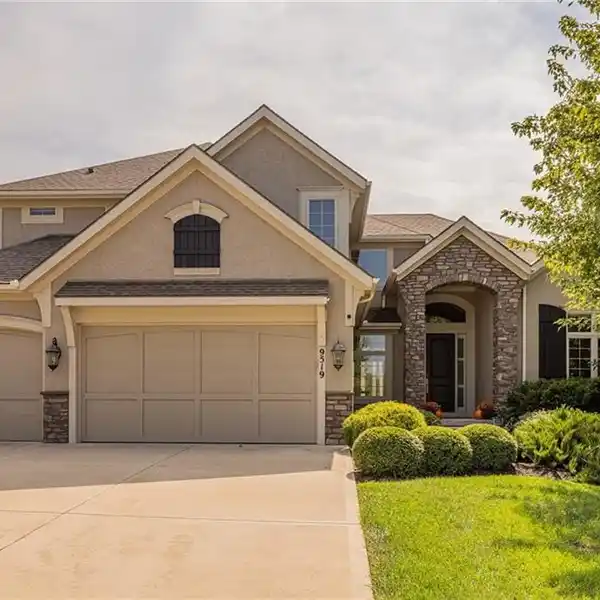 ELEGANT LIGHT-FILLED HOME