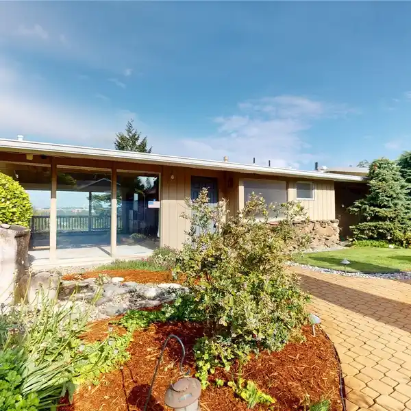 MID-CENTURY GEM WITH CASCADE MOUNTAIN VIEWS