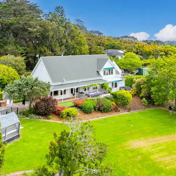 STUNNING PROPERTY IN SOUGHT-AFTER COASTAL LOCATION