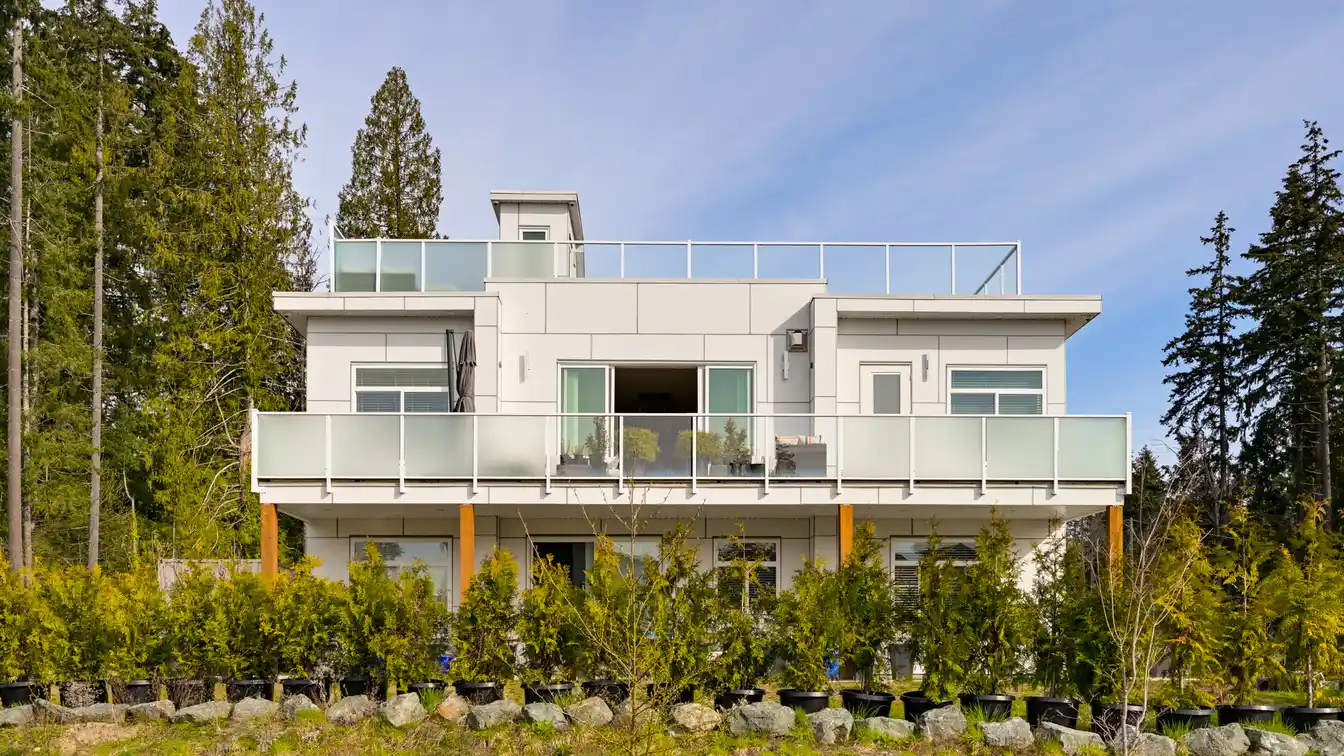 Executive Residence with Lake Access