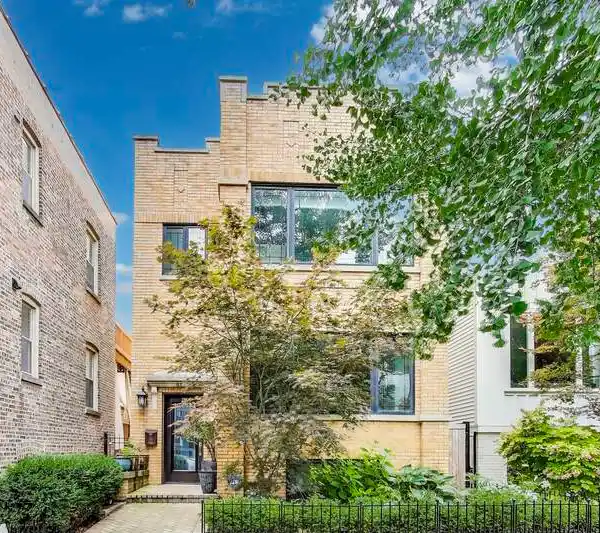 CONTEMPORARY ROSCOE VILLAGE GEM WITH ROOFTOP DECK