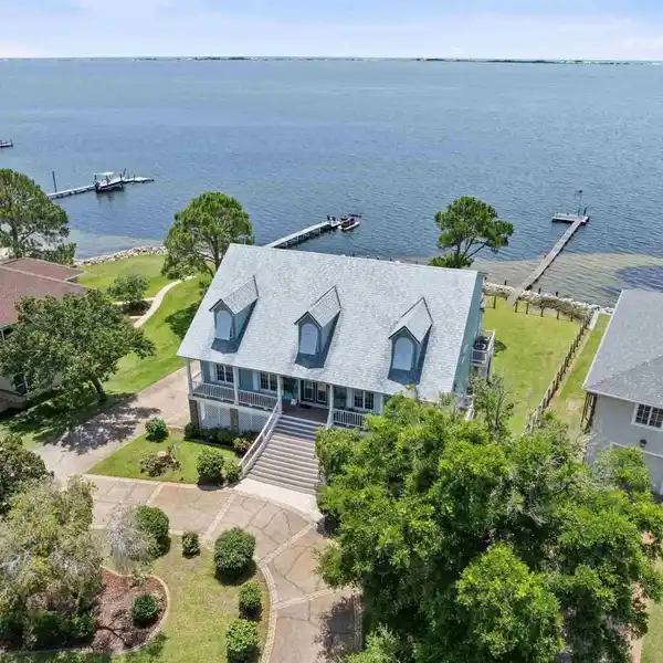 EXCEPTIONAL SOUNDSIDE EAST RETREAT