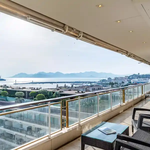 MAGNIFICENT APARTMENT WITH A COMMANDING VIEW