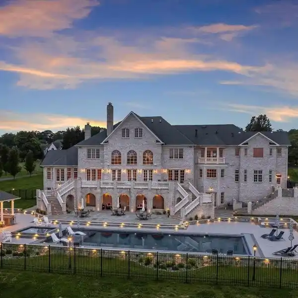 SPRAWLING AND STRIKING LUXURY RESIDENCE