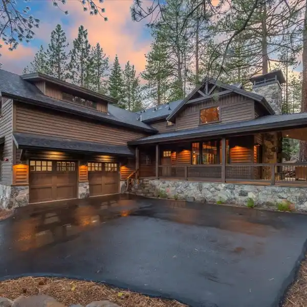 RUSTIC ELEGANCE MEETS SOPHISTICATED MOUNTAIN LIVING