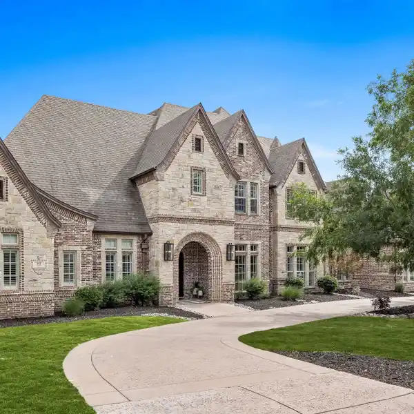CUSTOM ESTATE IN THE RESERVE OF SOUTHLAKE