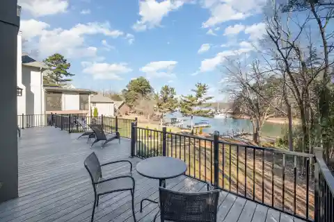 Waterfront in Chapel Point