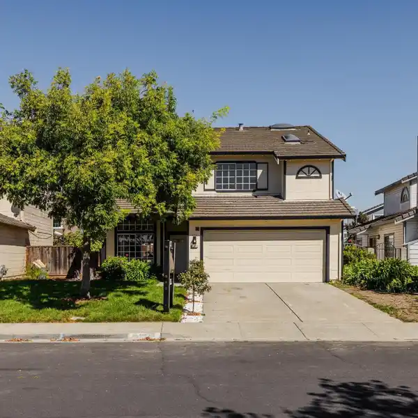 MODERN ELEGANCE WITH ACOUSTIC FIREPLACE CHARM