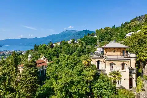 Magnificent Liberty-style Villa with Lake View