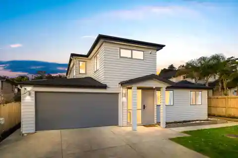 Spacious Pinehill Retreat with Designer Elegance