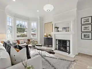 Bright and Spacious Full-floor Flat
