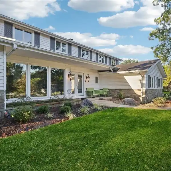 BREATHTAKING FULLY RENOVATED MIDCENTURY RESIDENCE