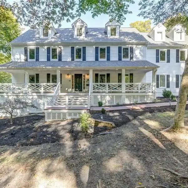 AMAZING LUXURY ESTATE ON THE LAKE IN WOODLAND POND