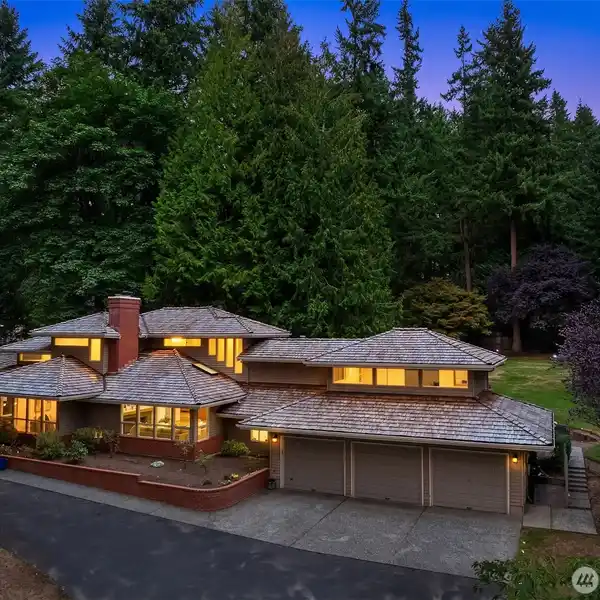 ELEGANT NW LIFESTYLE HOME WITH HOT TUB OASIS