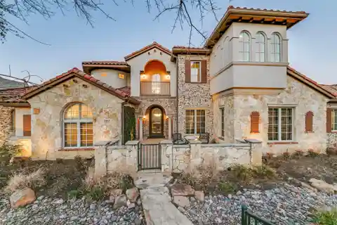 Breathtaking Golf and Lake Views in Castle Hills
