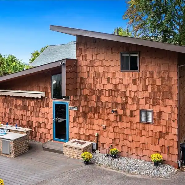 BEAUTIFULLY UPDATED LAKE COTTAGE