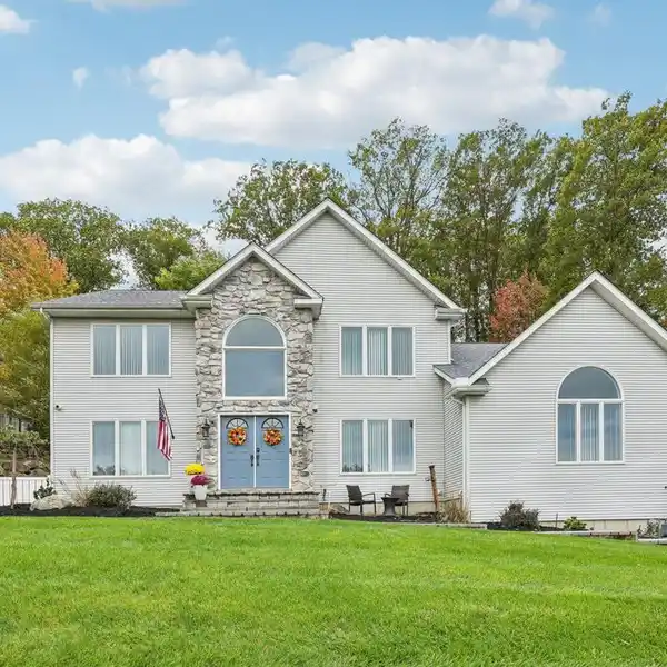 BEAUTIFULLY MAINTAINED COLONIAL