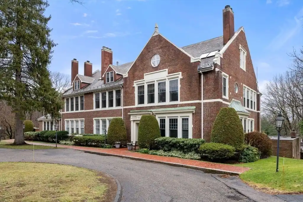 Impeccably Maintained Condominium in Wellesley Farms