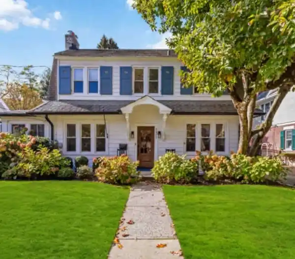 LUXURY RESIDENCE SURROUNDED BY POOLS AND GARDENS