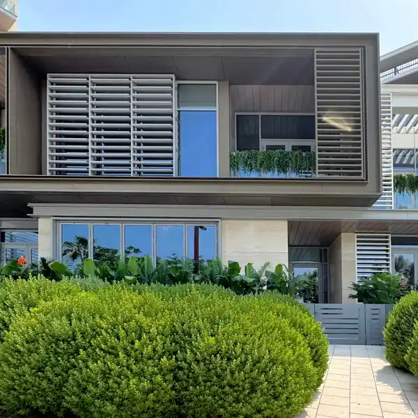 LUXURIOUS TOWNHOUSE IN BLUEWATERS RESIDENCE DUBAI