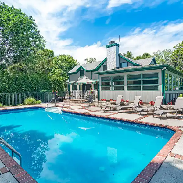 EXPANSIVE RENTAL HOME IN NEW SUFFOLK'S ESTATE SECTION
