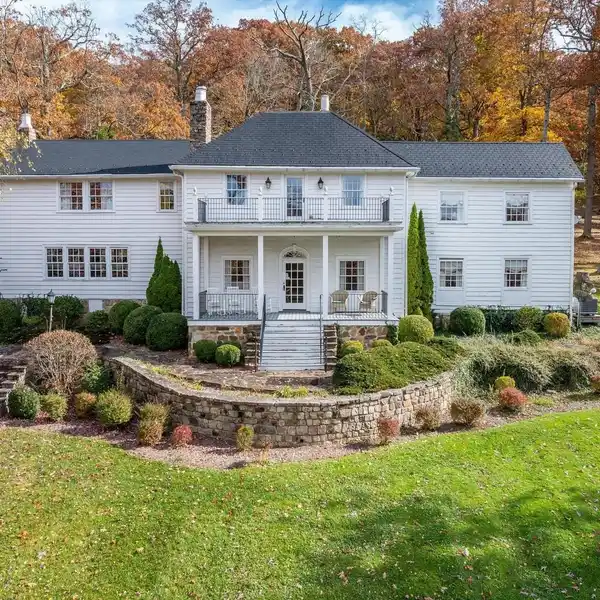 EXPANSIVE 5-BEDROOM HOME ON 5.5 ACRES