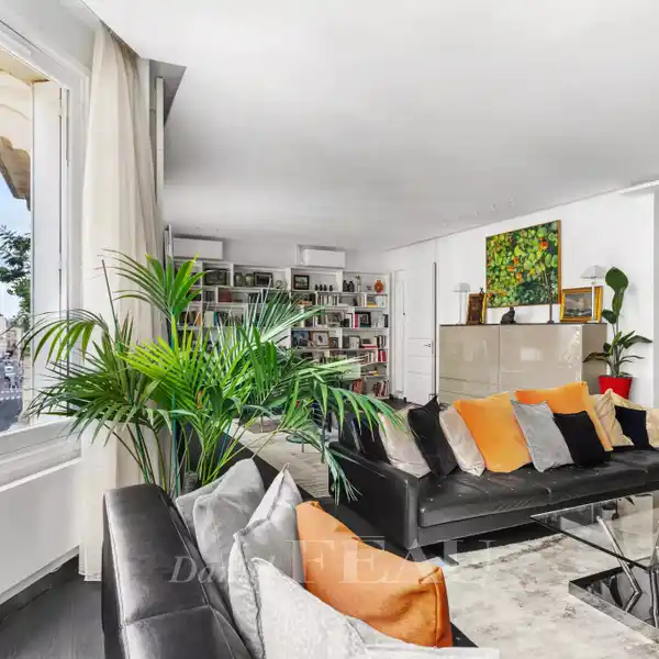 DESIGNER-DECORATED PARISIAN APARTMENT WITH GRAND LIVING SPACE