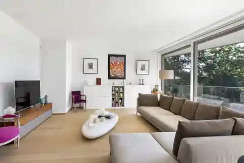 Magnificent Top Floor Corner Apartment