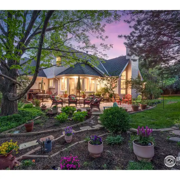 ELEGANT LIVING WITH PRIVATE PATIO