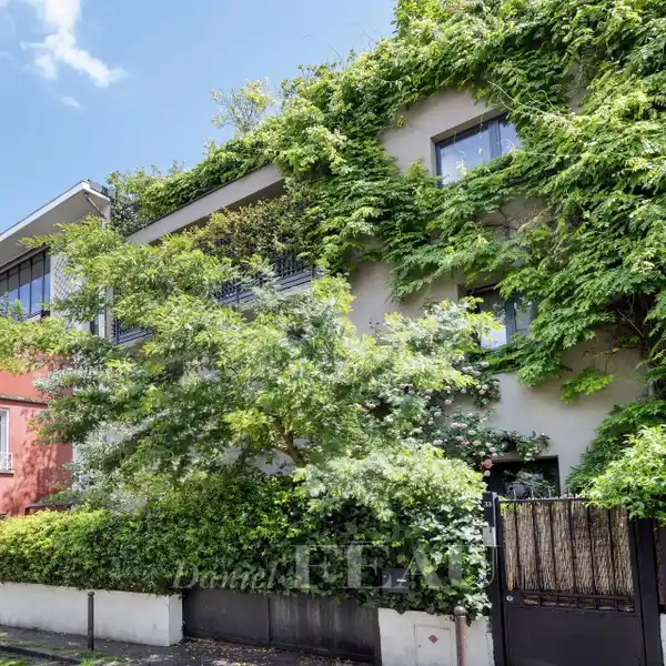 RENOVATED PARISIAN ELEGANCE WITH TERRACES AND FIREPLACE