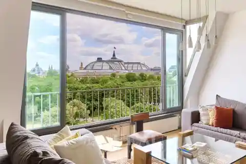 Top-Floor Apartment with Panoramic Views