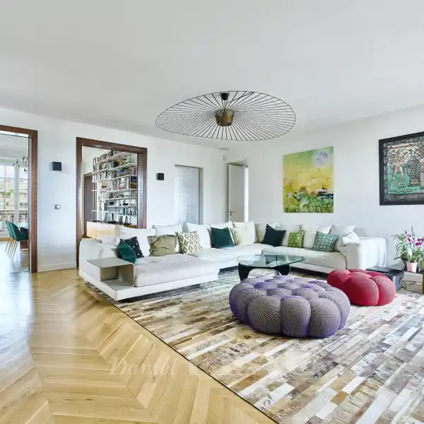 TOP-FLOOR HOME IN A DISTINGUISHED BUILDING